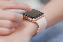 Sử dụng đồng hồ thông minh để theo dõi sức khỏe và vận động hằng ngày