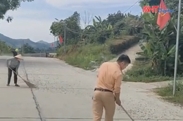 CSGT Hà Tĩnh cùng người dân dọn đá rơi vãi trên đường gần trường học