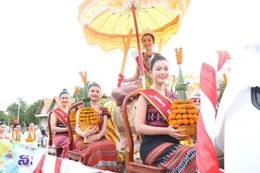 Tết cổ truyền Bunpimay rực rỡ sắc màu ở Lào