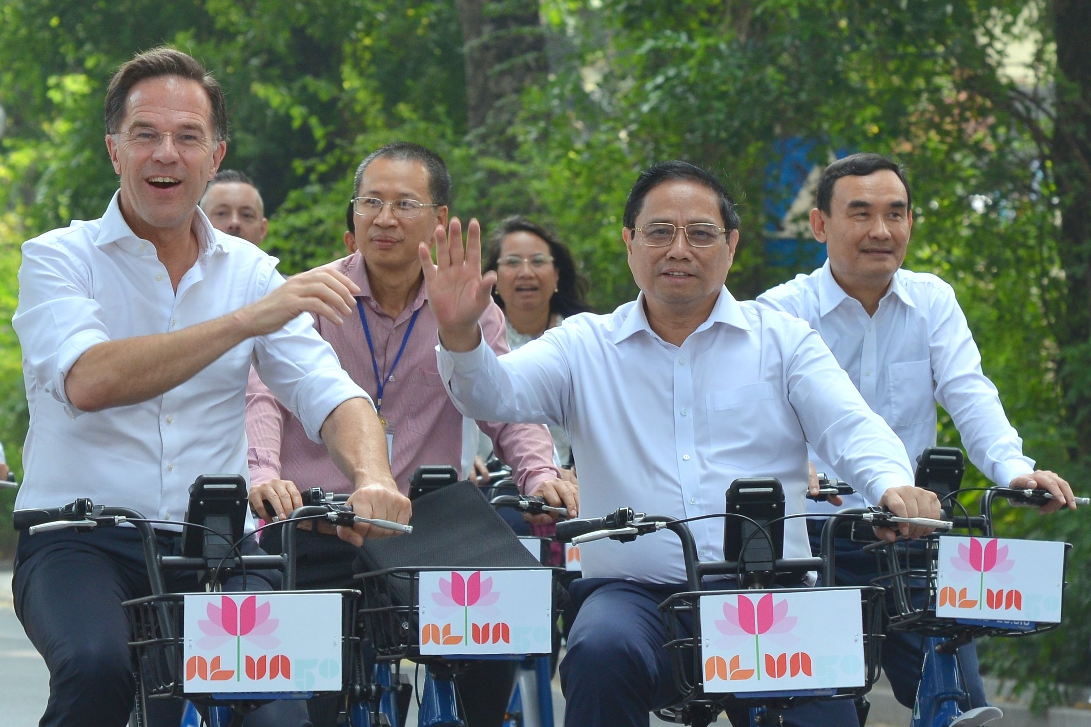Thủ tướng Việt Nam, Hà Lan đạp xe trên phố Hà Nội