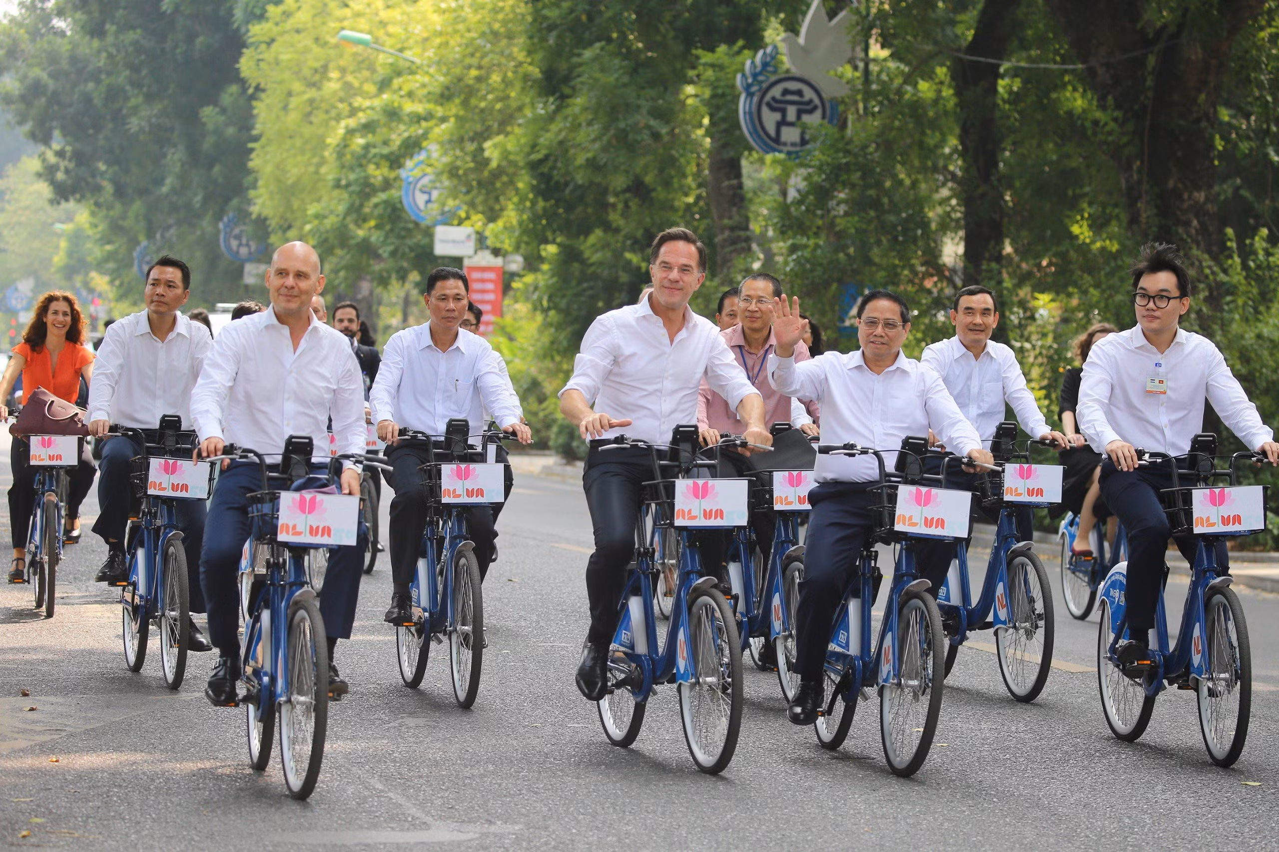 Thủ tướng Việt Nam, Hà Lan đạp xe trên phố Hà Nội