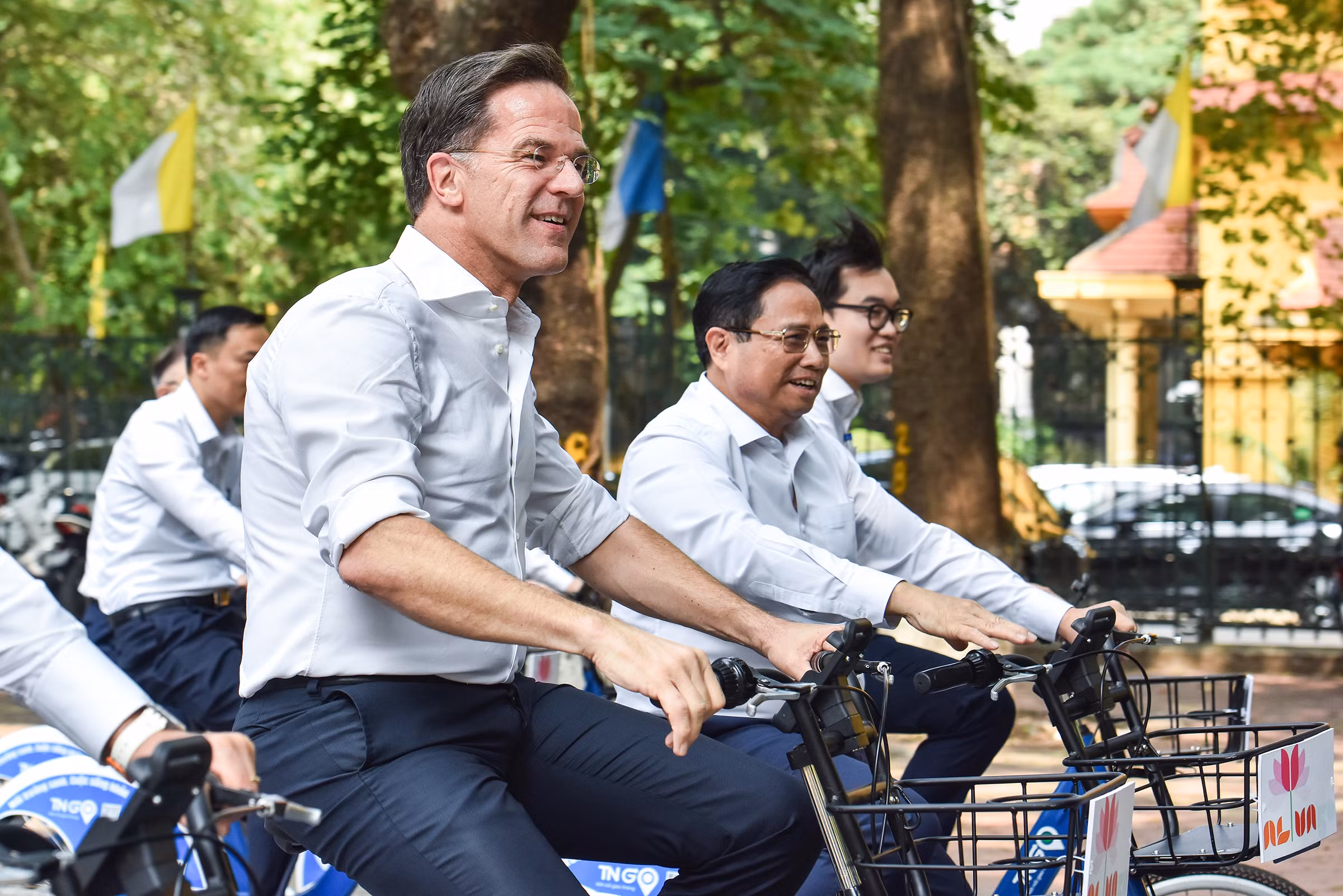 Thủ tướng Việt Nam, Hà Lan đạp xe trên phố Hà Nội