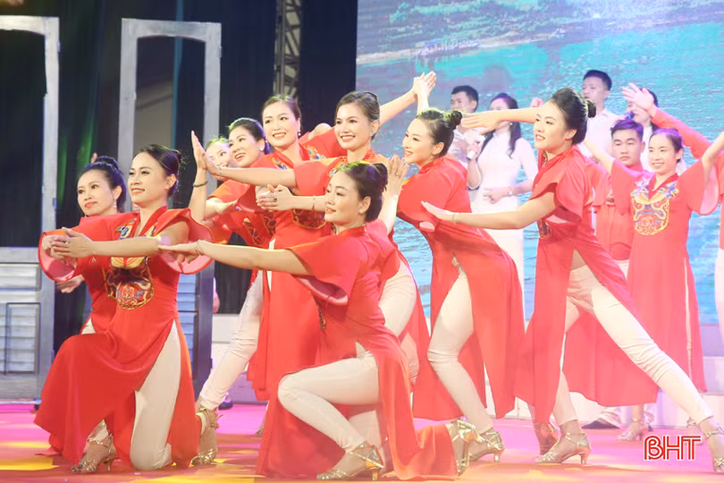 Đội văn nghệ của huyện Thạch Hà đã giành giải nhất Liên hoan "Tiếng hát giáo viên ngành GD&amp;ĐT năm 2020" của tỉnh Hà Tĩnh. Ảnh tư liệu.