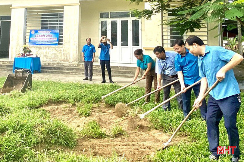 Công đoàn ngành Giáo dục khởi công xây dựng sân bóng tại Trường Tiểu học Phú Phong. 8.jpg