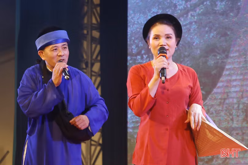 Cô Nguyệt trong một tiết mục biểu diễn dân ca ví, giặm.