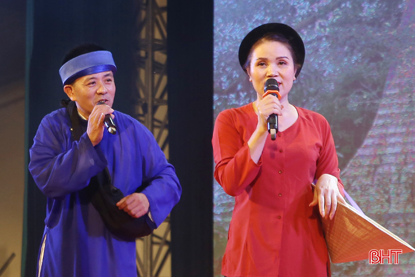 Cô Nguyệt trong một tiết mục biểu diễn dân ca ví, giặm. Cô Nguyệt trong một tiết mục biểu diễn dân ca ví, giặm.