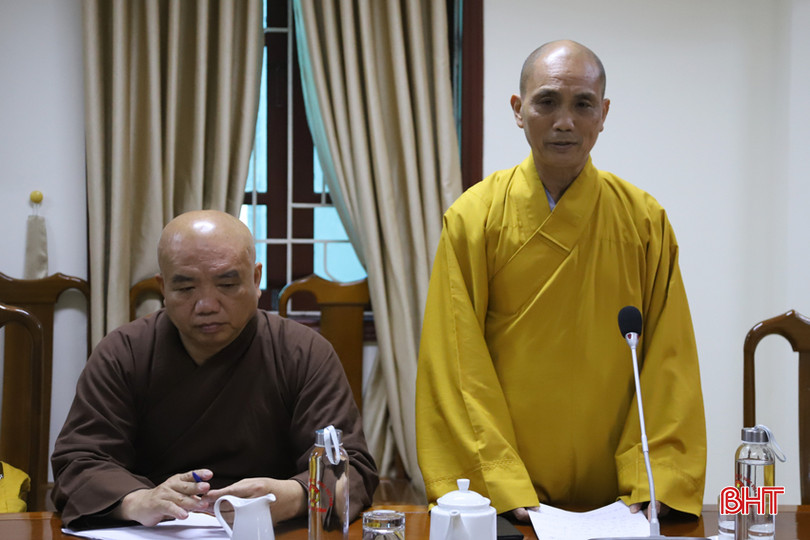 Thượng tọa Thích Chánh Thành - Trưởng ban Trị sự Phật giáo thị xã Hồng Lĩnh (thành viên tổ thảo luận số 3) đóng góp một số ý kiến về mục tiêu, chương trình hành động của MTTQ trong nhiệm kỳ mới. 3.jpg