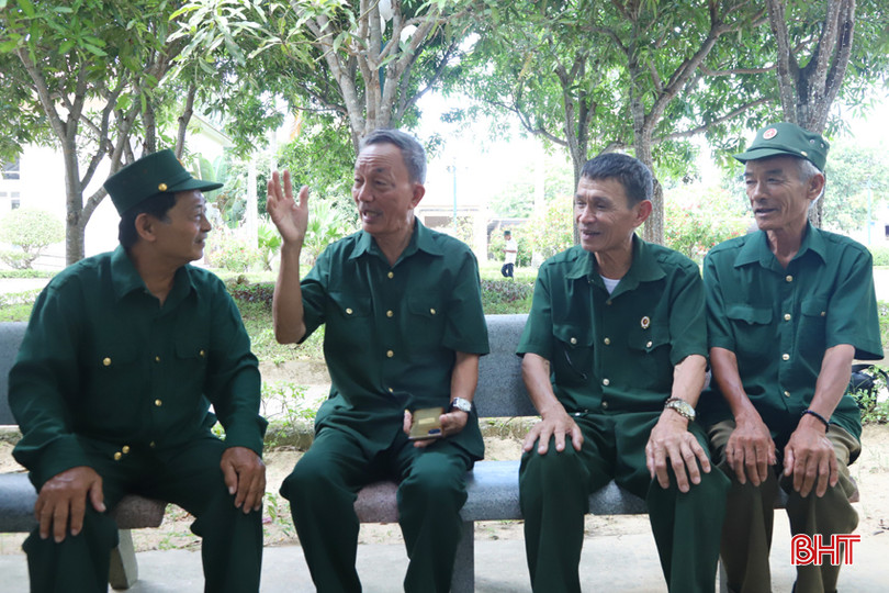 Ông Hồ Sỹ Ty (thứ hai từ trái sang) hào hứng trò chuyện cùng các đồng đội khi tham gia đợt điều dưỡng. 1.jpg