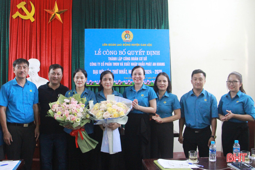 Lãnh đạo LĐLĐ tỉnh và LĐLĐ huyện Can Lộc tặng hoa chúc mừng đại hội lần thứ I của Công đoàn cơ sở Công ty CP Thương mại dịch vụ và xuất khẩu Phát An Khang. 7.jpg