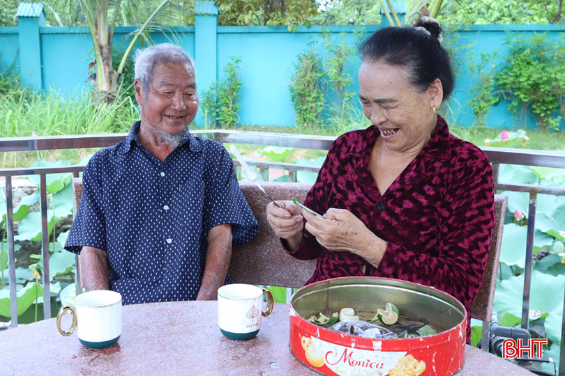 Ông Dương, bà Loan sống an nhàn trong căn nhà khang trang do các con xây tặng. 1.jpg