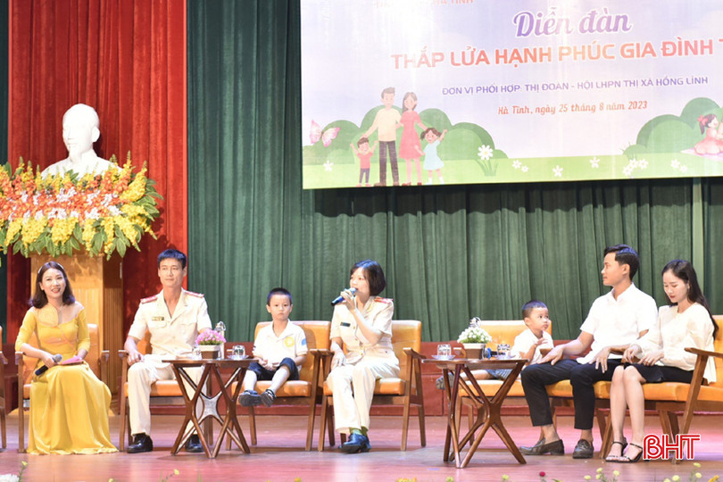 Chị Mai Phương cùng chồng và con trai tham gia diễn đàn "Thắp lửa gia đình hạnh phúc". 7.jpg