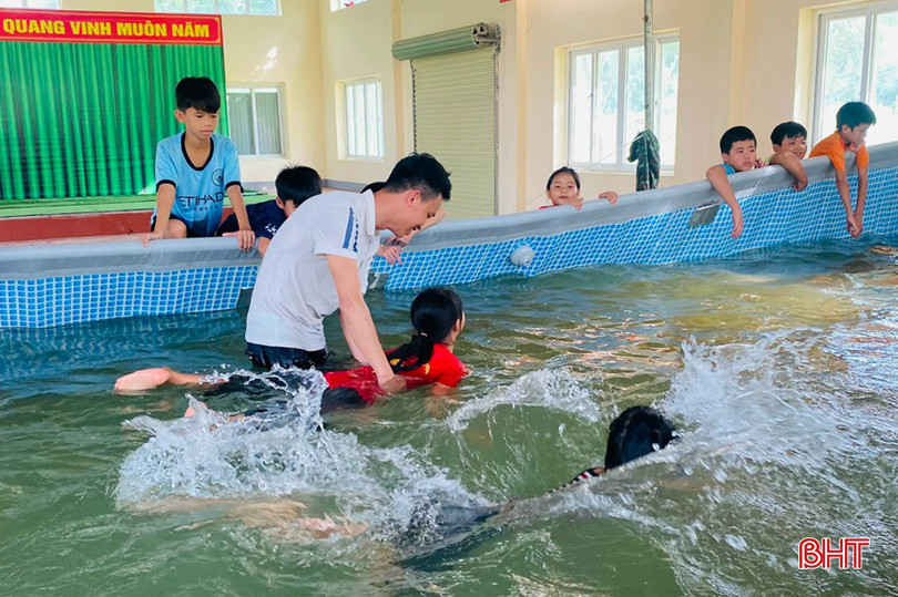 Trẻ em dân tộc Chứt hào hứng với lớp học bơi miễn phí. 5.jpg