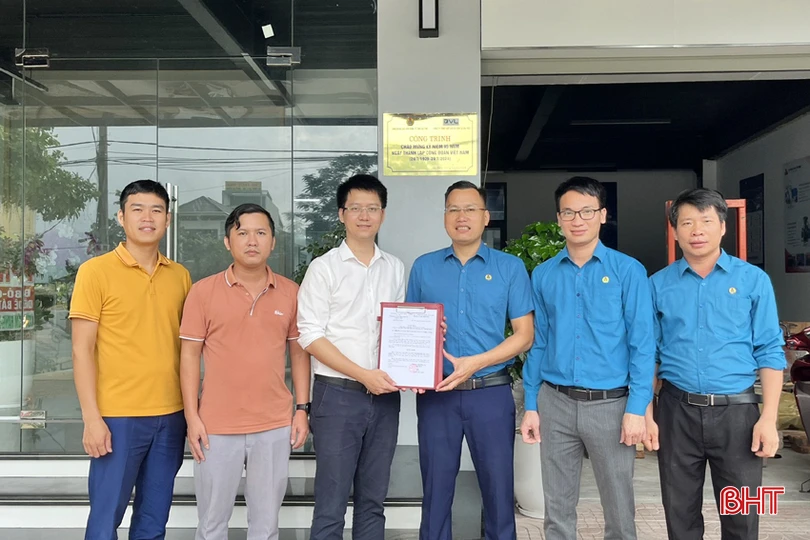 Công đoàn Các khu kinh tế tỉnh trao quyết định, gắn biển công trình chào mừng 95 năm Ngày thành lập Công đoàn Việt Nam cho khu nhà làm việc của Công ty Tiếp vận, vận tải Đại Việt.