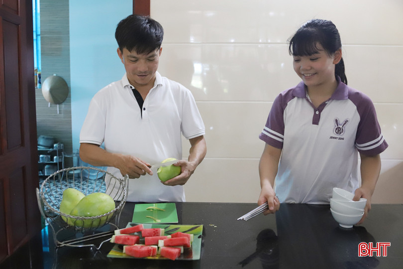 Anh Đạt luôn đồng hành, chia sẻ cùng vợ con trong cuộc sống gia đình cũng như trong việc học. 2.jpg