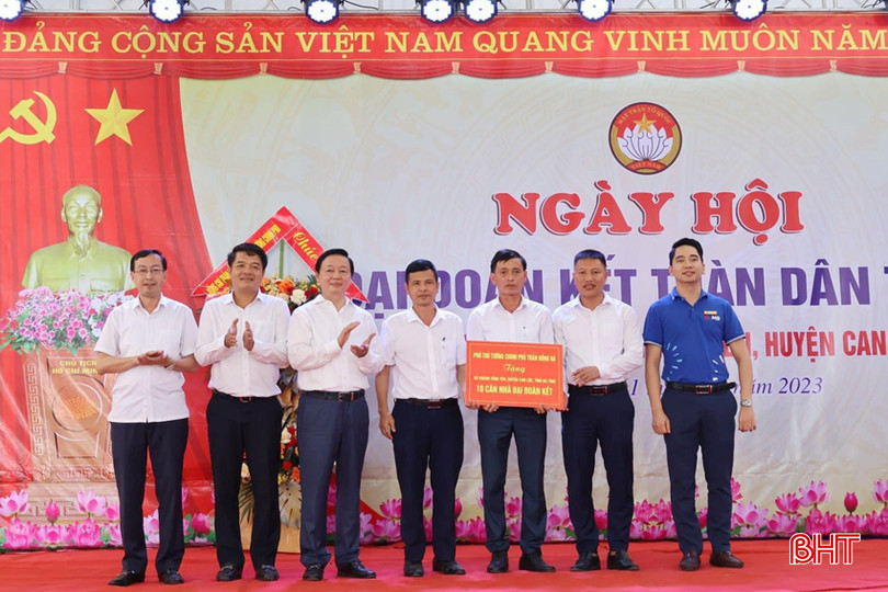 Phó Thủ tướng Chính phủ Trần Hồng Hà dự ngày hội đại đoàn kết toàn dân tộc năm 2023 tại thôn Hạ Triều - xã Khánh Vĩnh Yên. Ảnh tư liệu 6.jpg