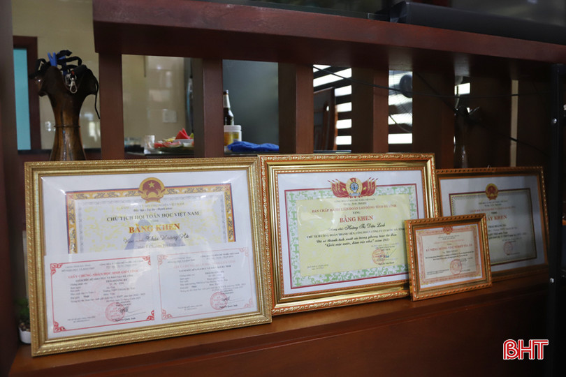 Thành tích trong học tập, công tác đáng tự hào của các thành viên trong gia đình chị Linh. 6.jpg