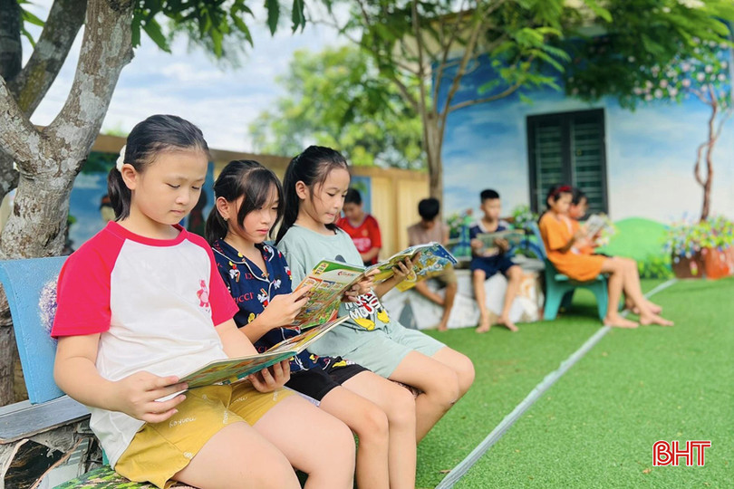 Nhiều học sinh tìm đến sân trường để đọc sách cùng các bạn trong dịp hè. 1.jpg