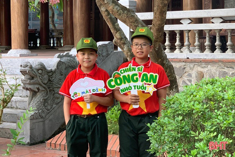 Tham gia chương trình "Học làm chiến sỹ công an", Sơn Tùng (bên phải) có thêm nhiều người bạn mới. 1.jpg