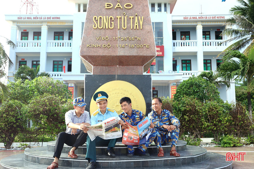Báo Hà Tĩnh đến với cán bộ, chiến sỹ ở đảo Song Tử Tây. 111.jpg