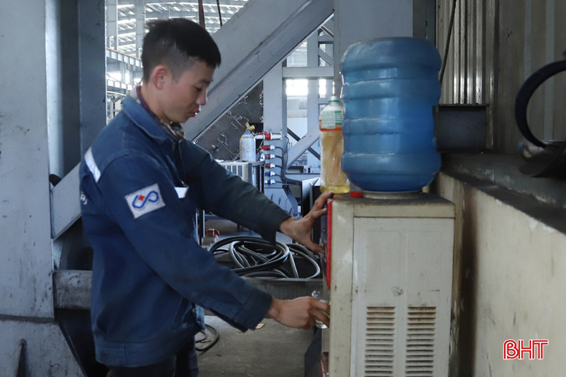 Công ty TNHH UP Hà Tĩnh trang bị đầy đủ nước uống, quạt làm mát tại nhà xưởng cho công nhân. 1.jpg