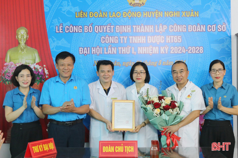 Lãnh đạo LĐLĐ huyện Nghi Xuân trao quyết định thành lập Công đoàn cơ sở Công ty TNHH Dược HT65. 2.jpg