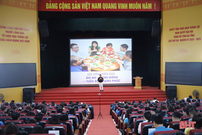 Liên đoàn Lao động tỉnh tổ chức sinh hoạt chuyên đề “Xây dựng gia đình Việt Nam ấm no, bình đẳng, tiến bộ, hạnh phúc” nhân kỷ niệm 23 năm Ngày Gia đình Việt Nam (28/6/2001 - 28/6/2024). 1.jpg