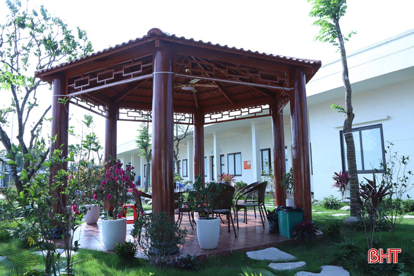 Khuôn viên khu nhà ở cho công nhân, lao động của Xí nghiệp May 10 Hà Tĩnh được đầu tư xây dựng khang trang, thoáng mát. 119.jpg