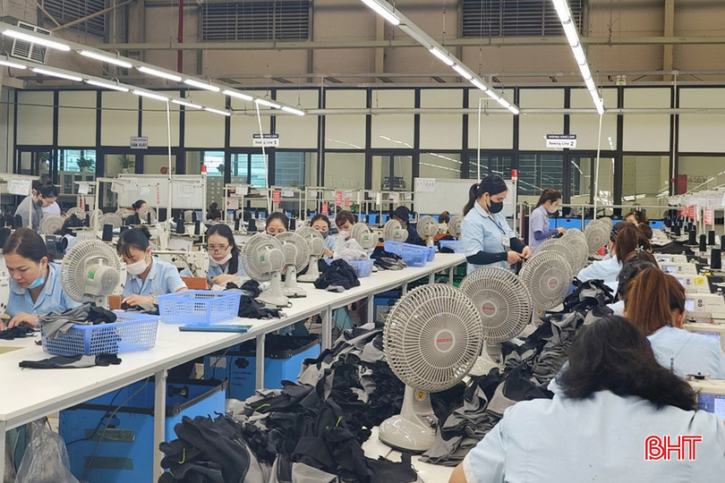Khu nhà xưởng Công ty TNHH Haivina Hồng Lĩnh được trang bị 700 chiếc quạt điện để phục vụ công nhân. 4.jpg