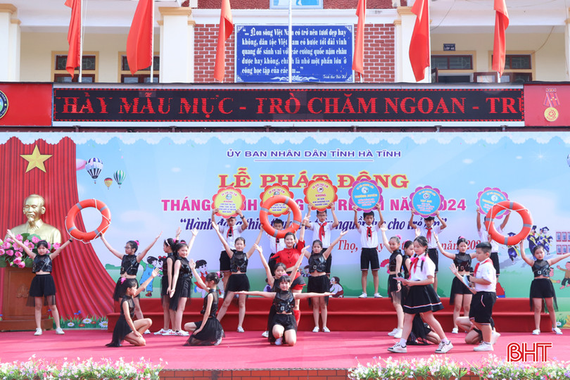 Tiết mục văn nghệ "Hãy nói không với đuối nước" do giáo viên, học sinh Trường Tiểu học thị trấn Đức Thọ biểu diễn tại Lễ phát động Tháng Hành động vì trẻ em năm 2024. 2.jpg
