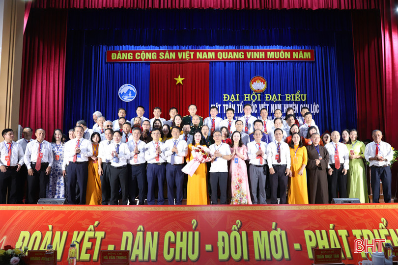 Lãnh đạo tỉnh, huyện Can Lộc tặng hoa chúc mừng các vị tham gia Ủy ban MTTQ huyện Can Lộc khóa XVII nhiệm kỳ 2024 - 2029. 14.jpg
