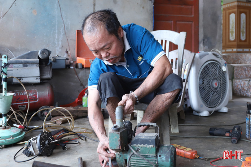 Với nghề sửa chữa đồ điện tại nhà, ông Trần Văn Hạnh có thu nhập ổn định nuôi sống gia đình. 3.jpg