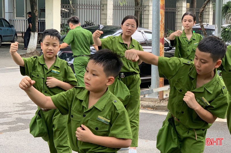 Các chương trình rèn luyện trong môi trường quân đội, công an giúp các bạn nhỏ có ý thức, nền nếp trong sinh hoạt. 2.jpg