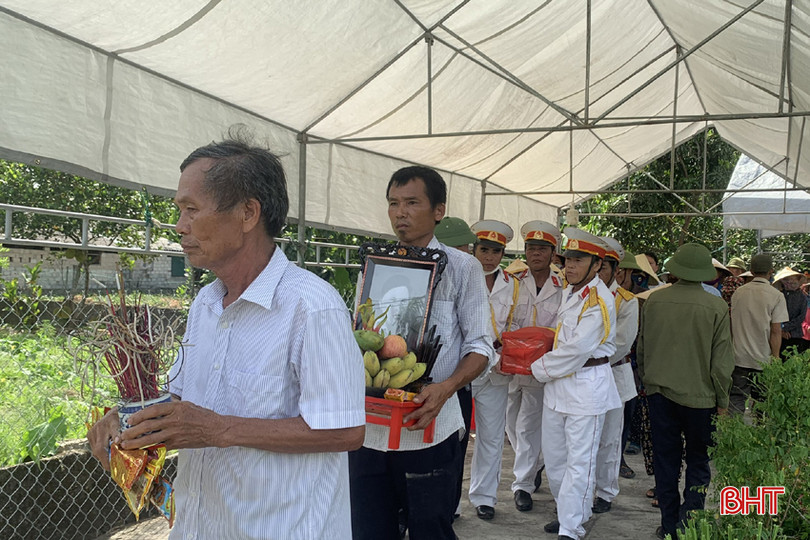 Cấp ủy, chính quyền, thân nhân gia đình và đông đảo người dân đến dự lễ đón nhận hài cốt, truy điệu liệt sỹ Trần Viết Giao. 7.jpg
