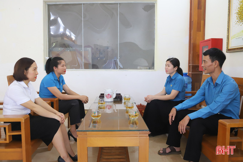 Được sự động viên, khích lệ thường xuyên của cán bộ công đoàn, chị Nguyễn Thị Minh Tâm (áo trắng) yên tâm công tác và xây dựng gia đình hạnh phúc. 3.jpg