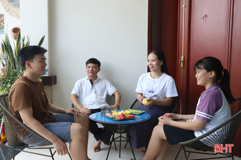Tình yêu thương, sự sẻ chia là động lực để mỗi thành viên trong gia đình chị Linh, anh Đạt nỗ lực hơn mỗi ngày. 1.jpg