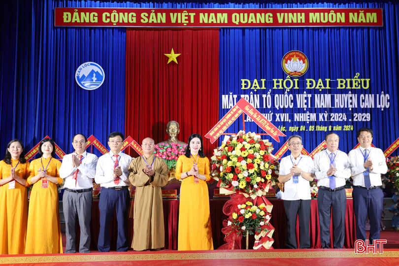 Chủ nhiệm Ủy ban Kiểm tra Tỉnh ủy Hà Văn Trọng, Trưởng ban Tổ chức Tỉnh ủy Võ Hồng Hải, Chủ tịch Ủy ban MTTQ tỉnh Trần Nhật Tân tặng hoa chúc mừng đại hội. 3.jpg