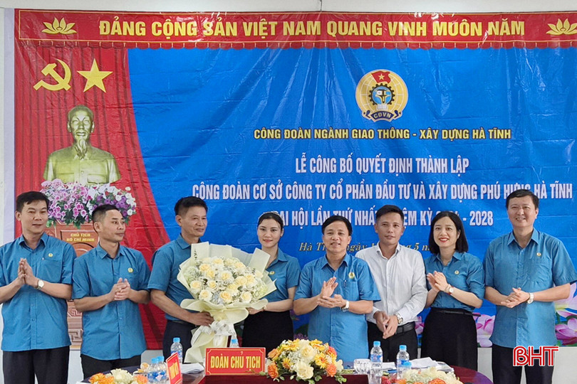 Chủ tịch LĐLĐ tỉnh Nguyễn Văn Danh tặng hoa chúc mừng BCH Công đoàn cơ sở Công ty CP Đầu tư và Xây dựng Phú Hưng Hà Tĩnh tại lễ công bố quyết định và đại hội lần thứ I nhiệm kỳ 2024 - 2028. 3.jpg