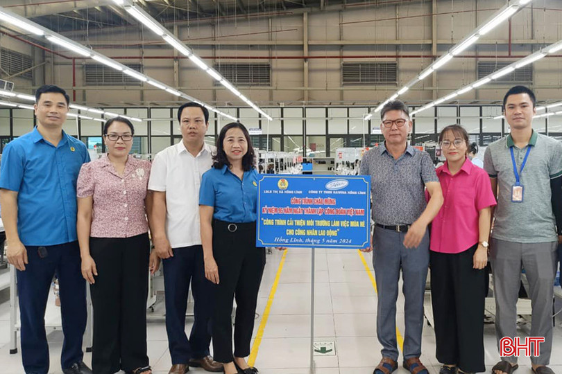 Công trình "Cải thiện môi trường làm việc mùa hè cho công nhân" của Công ty TNHH Haivina Hồng Lĩnh được LĐLĐ thị xã lựa chọn gắn biển công trình chào mừng kỷ niệm 95 năm Ngày thành lập Công đoàn Việt Nam. 2.jpg