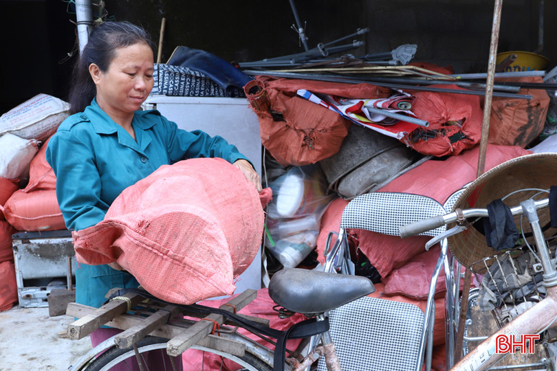 Bà Thanh làm thêm nghề thu mua phế liệu để phụ giúp kinh tế cho gia đình. 2.jpg