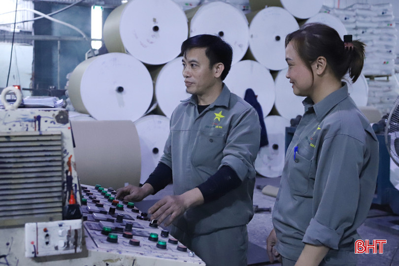 Làm cùng công ty nên vợ chồng chị Việt, anh Thới có điều kiện chia sẻ, hỗ trợ nhau. 4.jpg