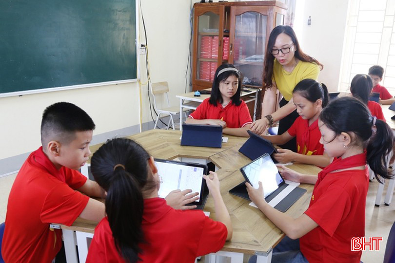 Hầu hết các trường học đã ứng dụng công nghệ thông tin, mạng xã hội vào việc dạy học. 111.jpg