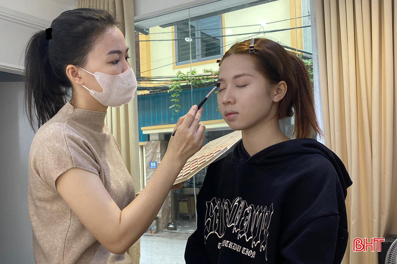 Chị Trần Thị Liễu - vợ anh Đức thỏa đam mê làm đẹp với nghề make up tại nhà. 2.jpg