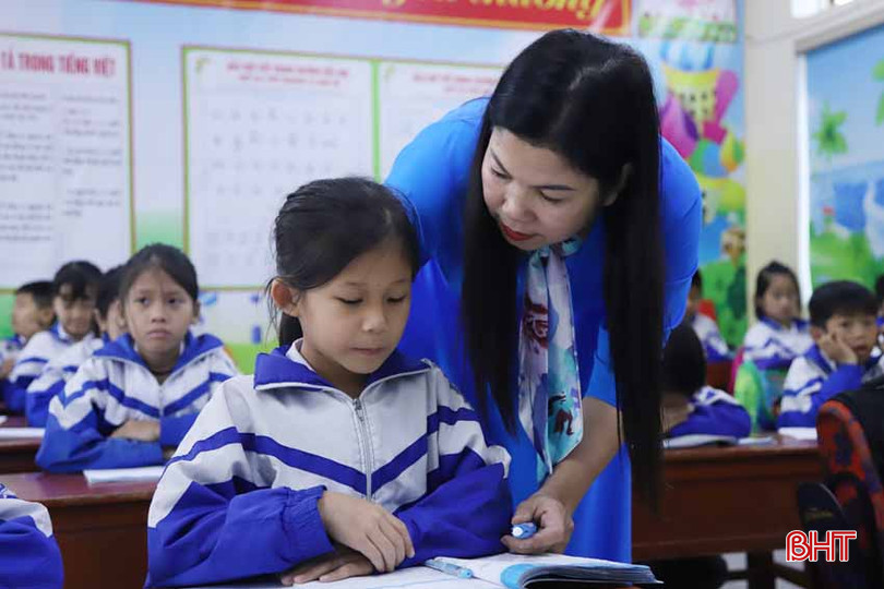 Cô Nga luôn phải đổi mới phương pháp giáo dục để đảm nhận tốt nhiệm vụ chủ nhiệm và giảng dạy. 1.jpg