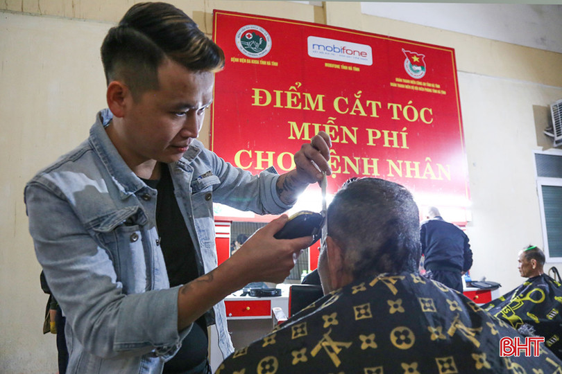 Tiệm tóc của Hoàng Văn Hà đã nhiều năm cắt tóc miễn phí cho bệnh nhân nghèo. 127d5100031t92117l0.jpg