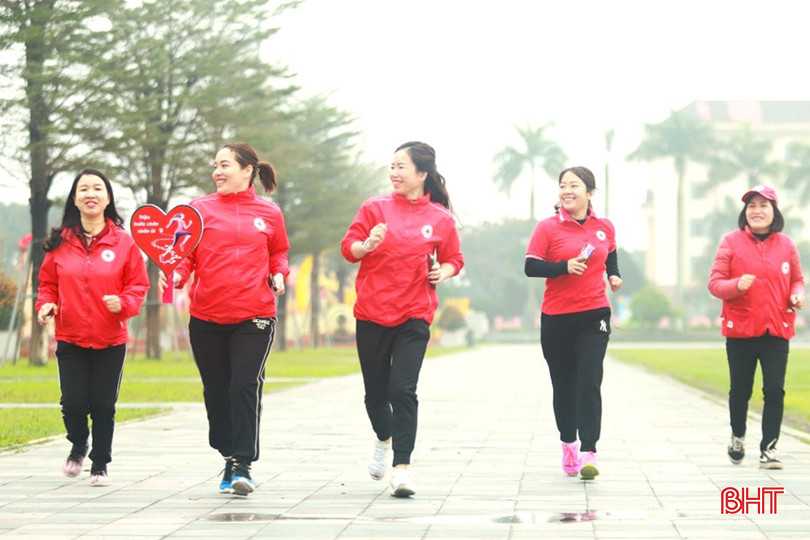 Cán bộ, hội viên, tình nguyện viên và các tầng lớp nhân dân tích cực tham gia giải chạy vì cộng đồng. 4.jpg
