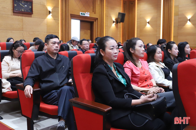 Hơn 170 cán bộ, lãnh đạo các sở, ban, ngành, các cơ quan quản lý, hoạt động trên lĩnh vực văn hóa, văn học nghệ thuật tham dự hội nghị. 8.jpg