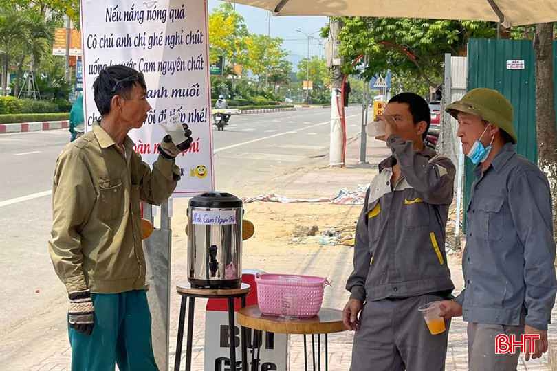 Những bình nước miễn phí trên vỉa hè của chủ quán cà phê Bụi khiến ai cũng cảm thấy mát lòng trong những ngày nắng nóng. Ảnh tư liệu. 2.jpg