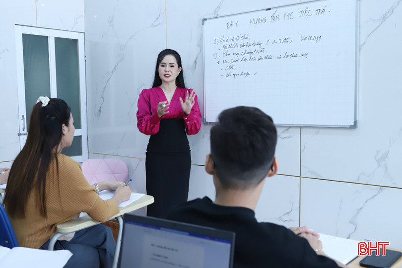 Với lớp học đào tạo MC, chị Thảo đã truyền đam mê, khơi dậy khả năng cho nhiều bạn trẻ mong muốn có thêm thu nhập và khẳng định bản thân bằng nghề tay trái. 2.jpg