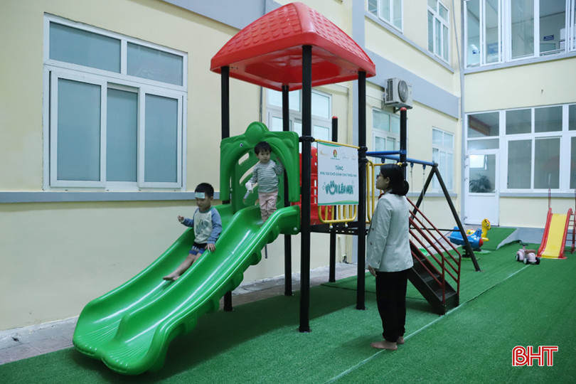 Khu vui chơi trẻ em vừa được khánh thành trong khuôn viên bệnh viện từ nguồn xã hội hóa. 3.jpg