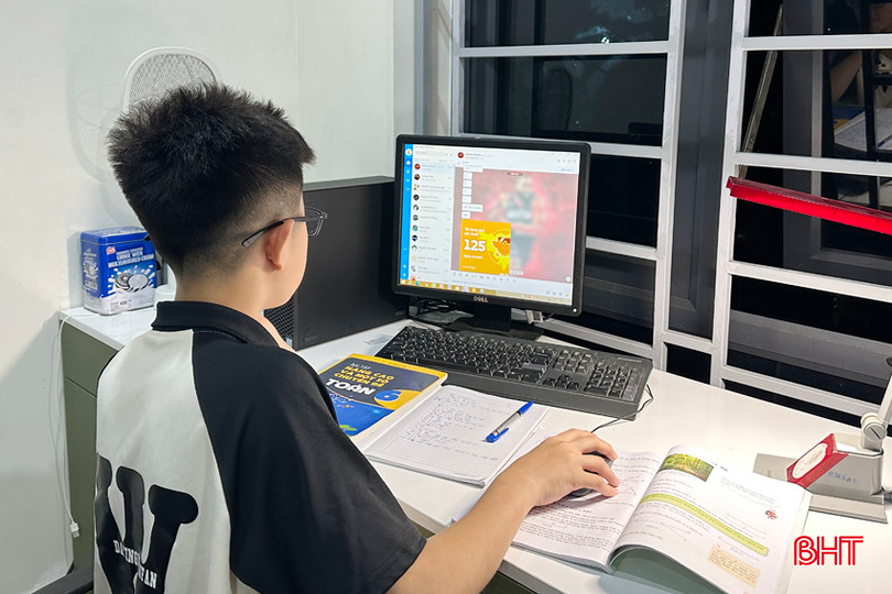 Học sinh sử dụng thiết bị công nghệ và mạng xã hội phục vụ học tập là rất cần thiết nhưng cần có sự định hướng, giám sát từ phụ huynh, giáo viên. 1.jpg